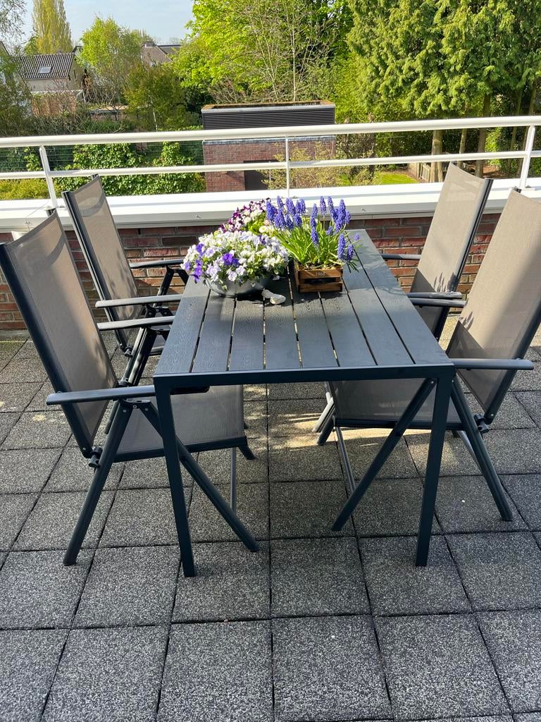 Buitenset: Tafel (80x140cm) en 4 verstelbare stoelen, Tuin en Terras, Ophalen, 4 zitplaatsen, Kunststof, Gebruikt