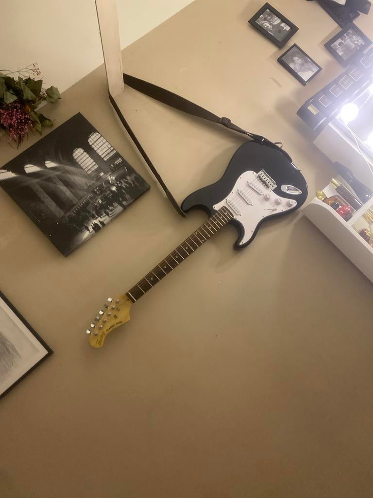 Zwarte elektrische gitaar - Classic Series, Ophalen of Verzenden, Gebruikt, Solid body, Overige merken