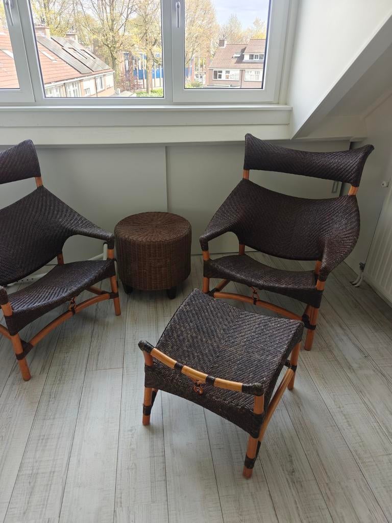 2 riete stoelen met tafeltje en voetenbankje, Huis en Inrichting, Ophalen, Gebruikt, 75 tot 100 cm, 50 tot 75 cm