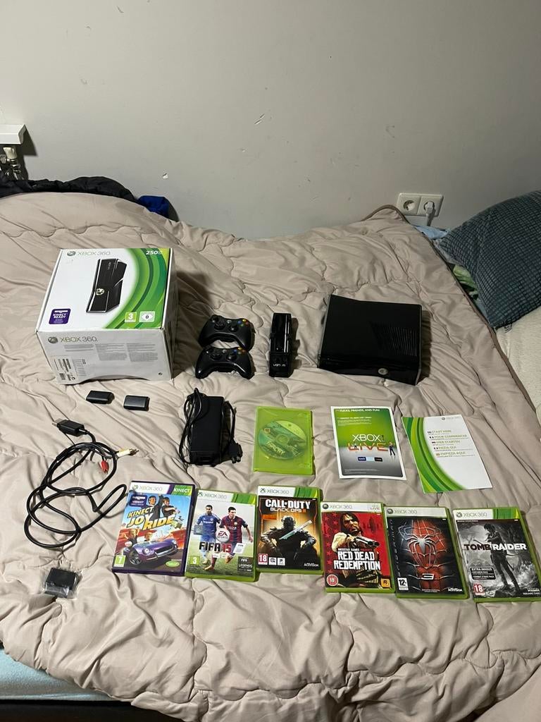 Xbox 360 250gb met 7 spellen, Spelcomputers en Games, Spelcomputers | Xbox 360, Zo goed als nieuw, 250 GB, 360 S, Met 2 controllers