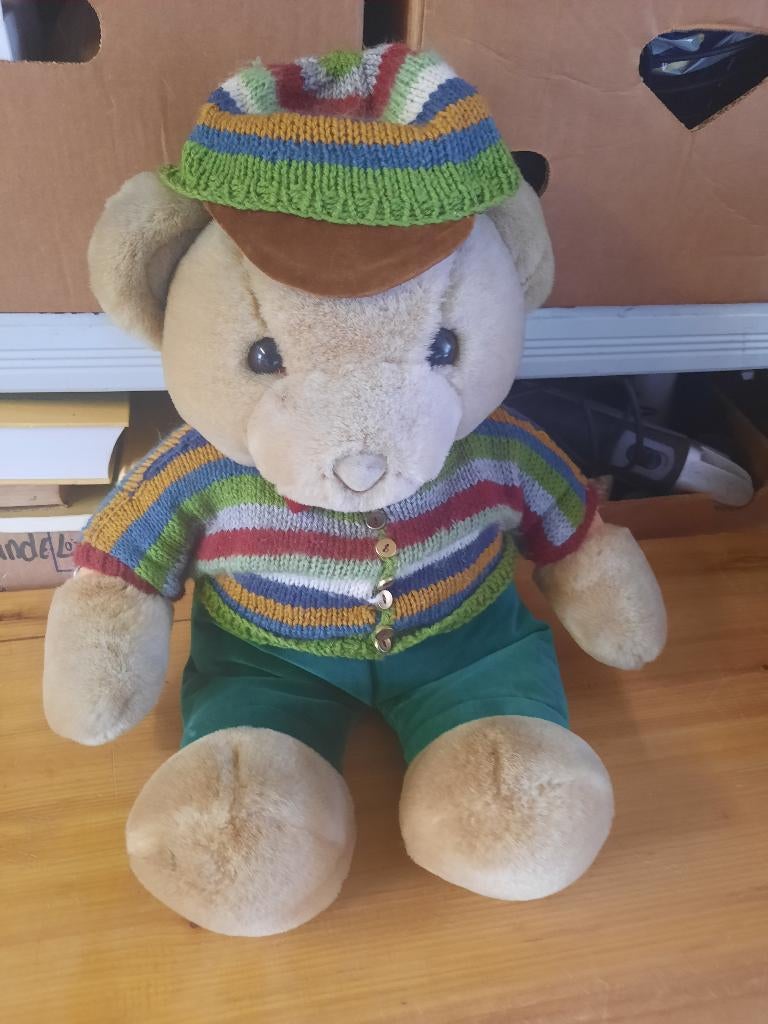 knuffelbeer,beer aangekleed met pet, Ophalen of Verzenden, Gebruikt, Stoffen beer, Overige merken