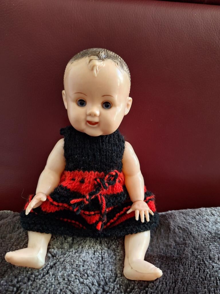 Vintage baby pop met gebreid jurkje, Verzamelen, Speelgoed, Ophalen of Verzenden, Gebruikt
