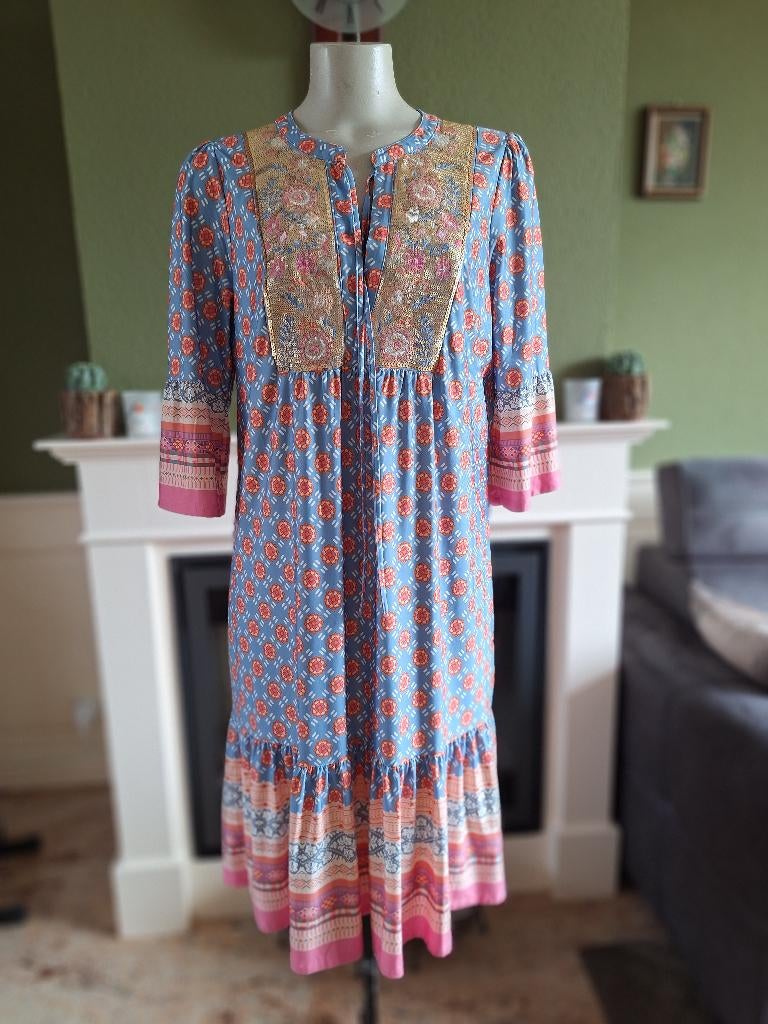 K-Design lavendel blauwe pailletten hals jurk L nieuw, K-design, Maat 42/44 (L), Nieuw, Onder de knie