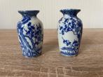 Miniatuur bewerkte blauwe vaasjes, Gebruikt, Blauw, Aardewerk of Porselein, Ophalen of Verzenden