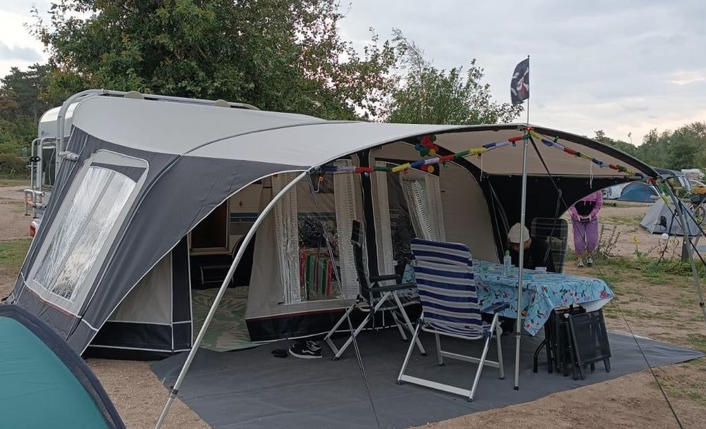 Hobby caravan 2001 met Unico Turijn XL luifel en inboedel, Vast bed, Hobby, Particulier, Tot en met 4