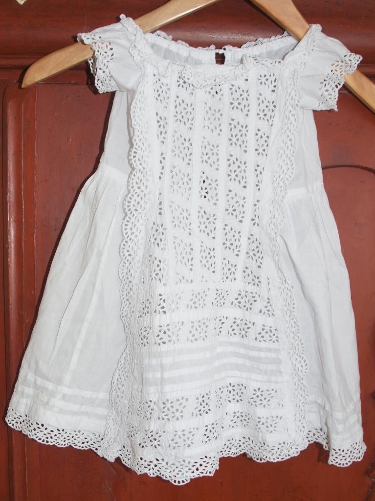 Mooi antiek opengewerkt kinderjurkje met kant en ruches, Antiek en Kunst, Antiek | Kleding en Accessoires, Verzenden, Kinderen
