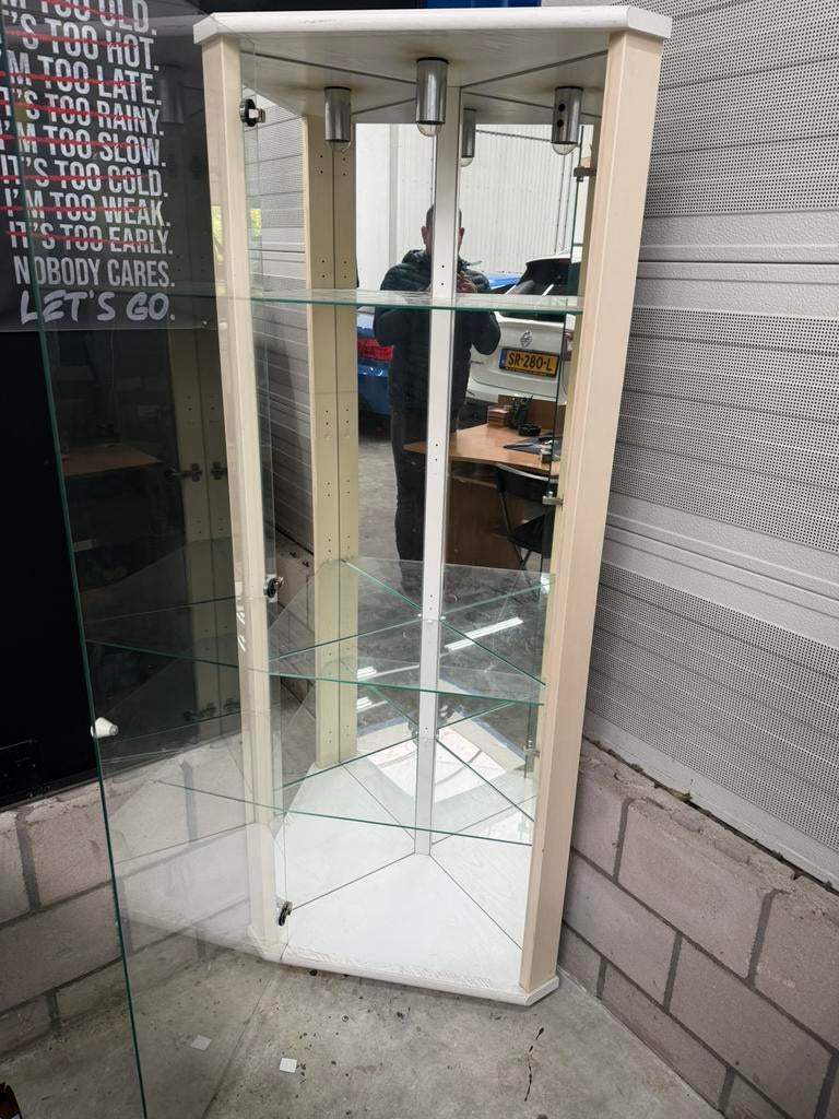 Vitrine kast gratis op te hale., Huis en Inrichting, Kasten | Vitrinekasten, Ophalen, 50 tot 100 cm, Zo goed als nieuw, 150 tot 200 cm