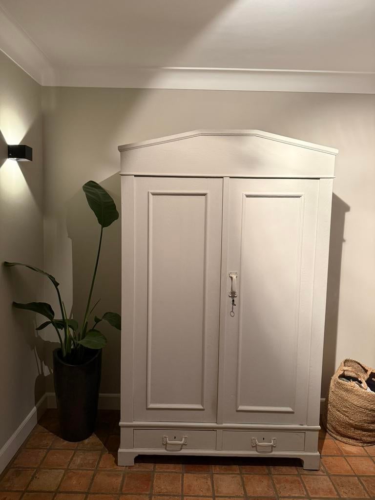 Landelijke antieke kast - painting the past  Chalk, Ophalen