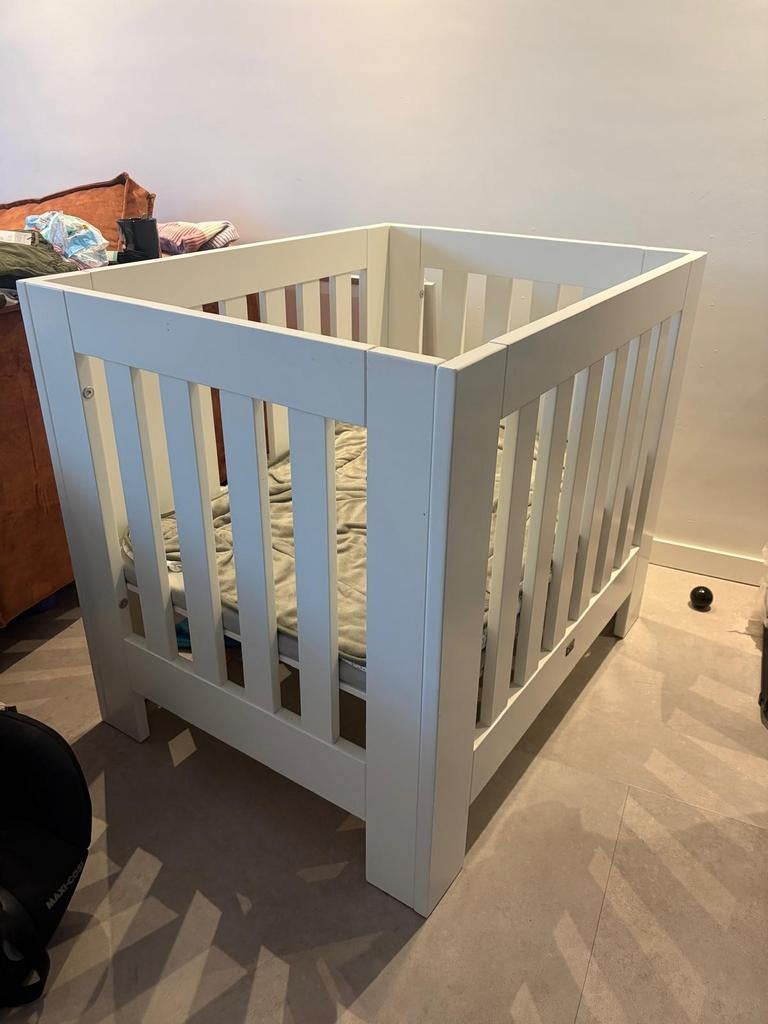 Witte baby box 80x100 met matras en boxkleed olijfgroen, Kinderen en Baby's, Boxen, Ophalen, Zo goed als nieuw, Boxkleed