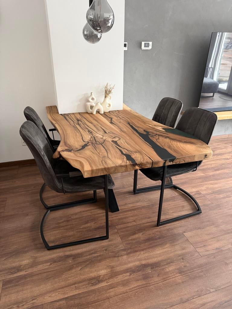 Unieke Walnoot Eettafel met Zwarte Epoxy, Huis en Inrichting, Tafels | Eettafels, Ophalen, Gebruikt, Overige vormen, Vier personen
