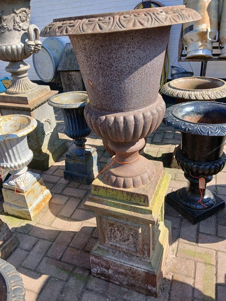 Gietijzeren vaas op sokkel, Ophalen