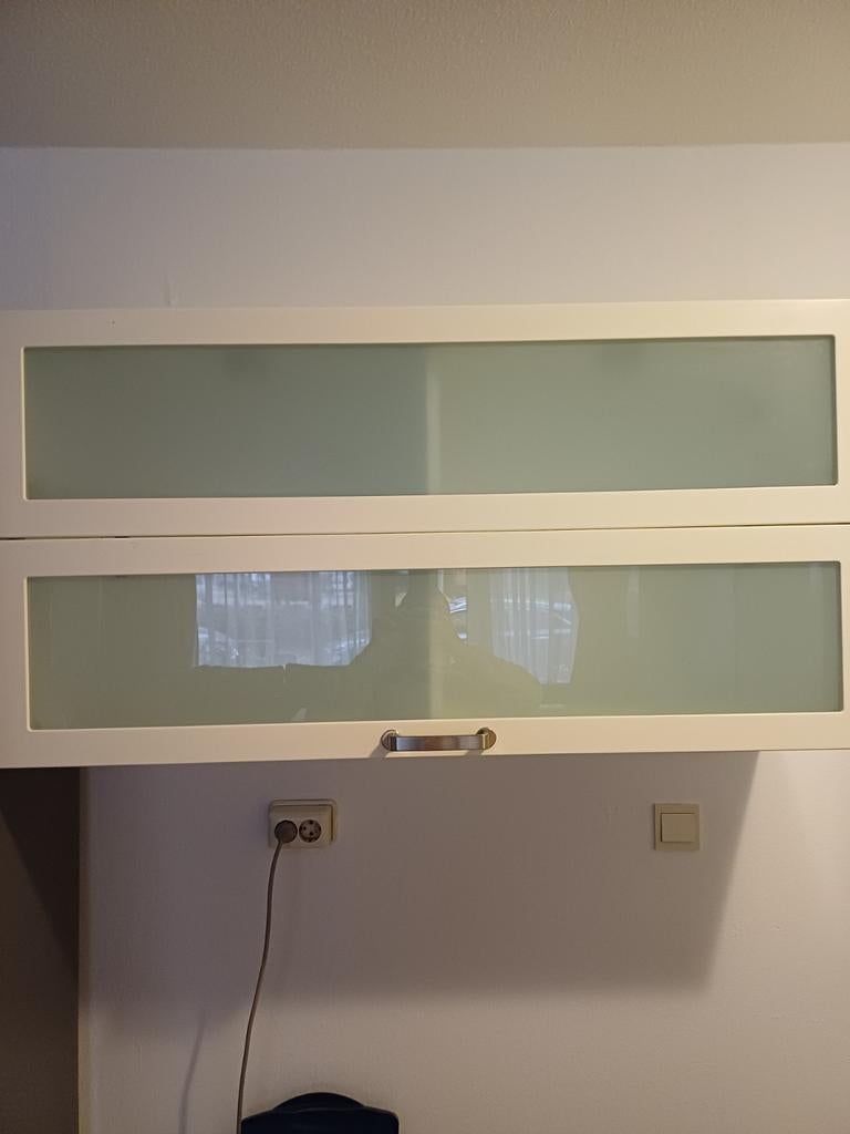 Witte wandkast met glazen deuren en planken, Ophalen, Gebruikt