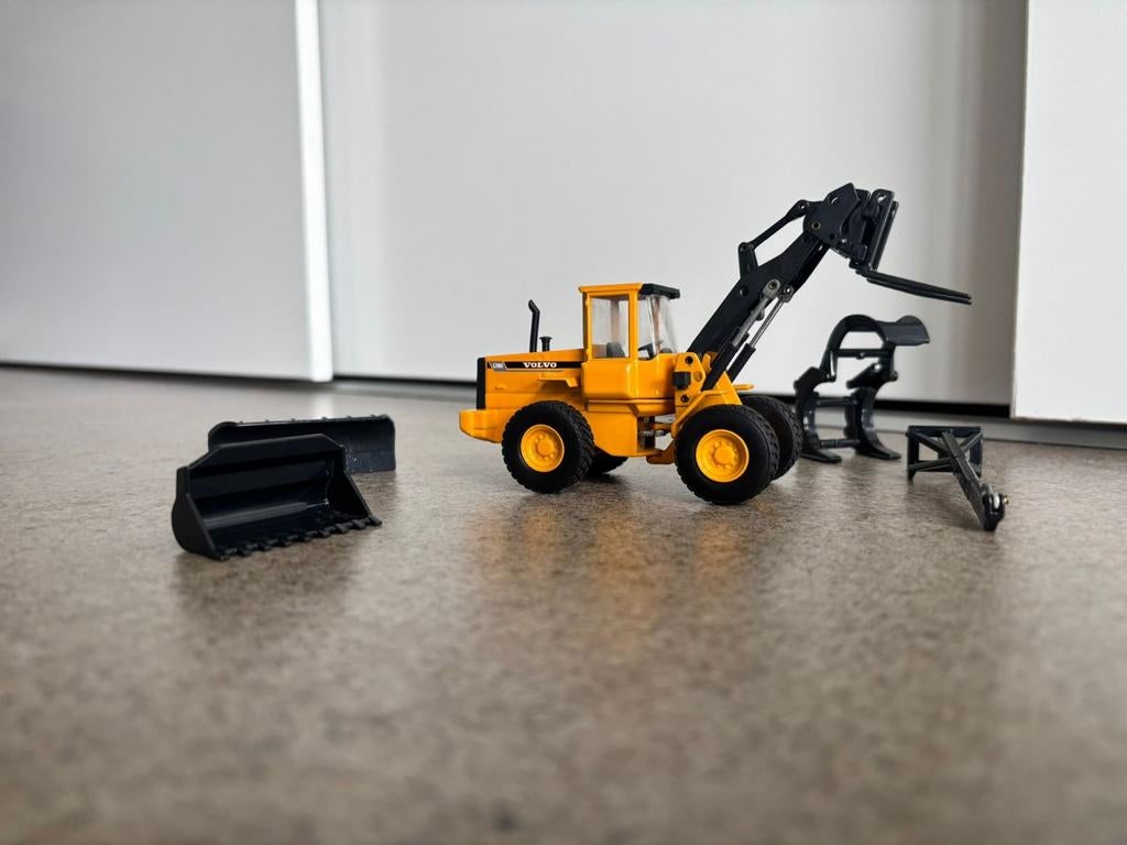 Volvo L180C Wiellader Model met Accessoires, 1:32 tot 1:50, Overige typen, Ophalen of Verzenden, Zo goed als nieuw