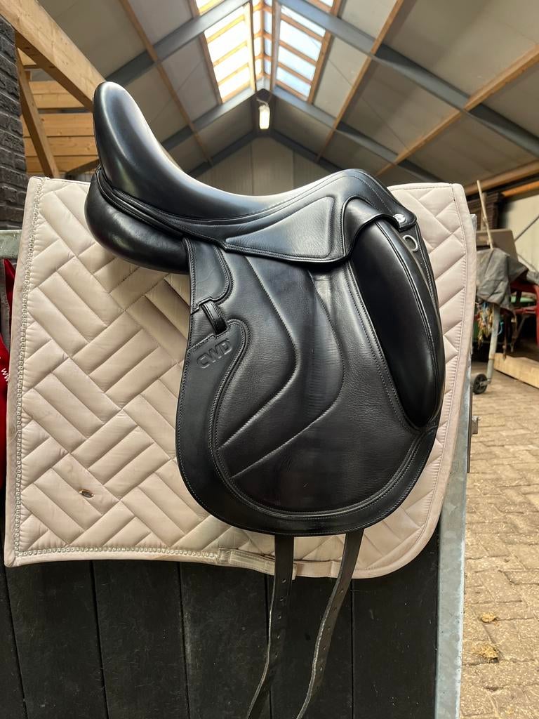 CWD dressuur zadel 17 inch, Dieren en Toebehoren, Paarden en Pony's | Zadels, Ophalen of Verzenden, Zo goed als nieuw, Dressuur