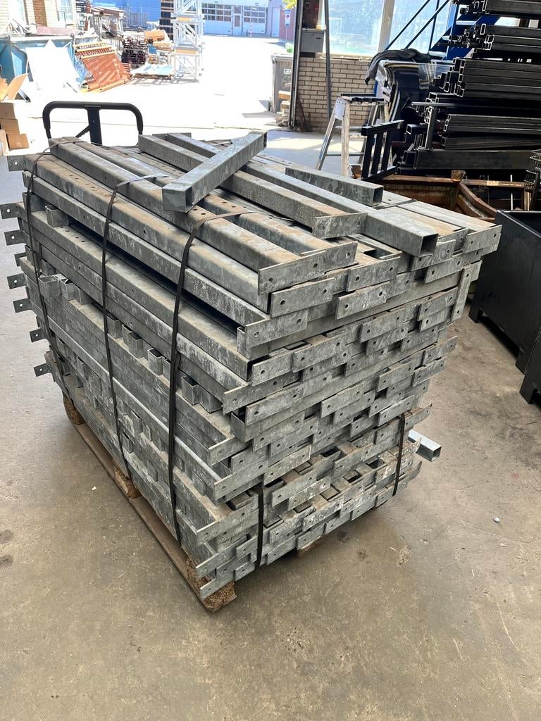 Pallet met verzinkte stalen poten / palen, Doe-het-zelf en Verbouw, Metalen, Ophalen