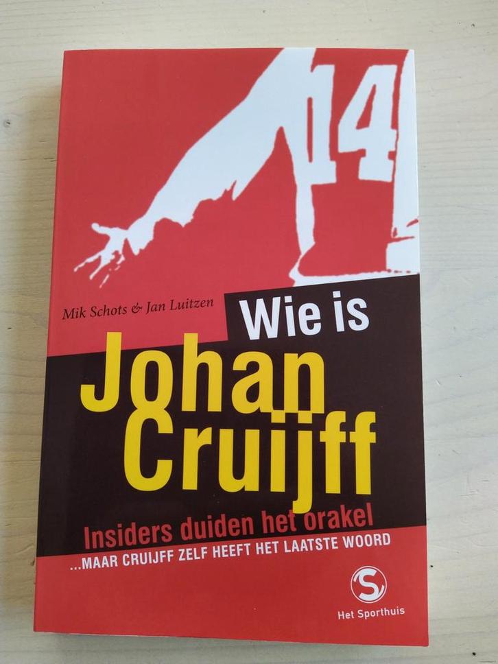 Wie is Johan Cruijff? - M. Schots & J. Luitzen, Boeken, Sportboeken, Zo goed als nieuw, Balsport, Ophalen