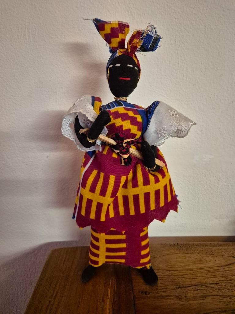 Afrikaanse pop met rood/gele jurk op standaard, Ophalen of Verzenden, Pop