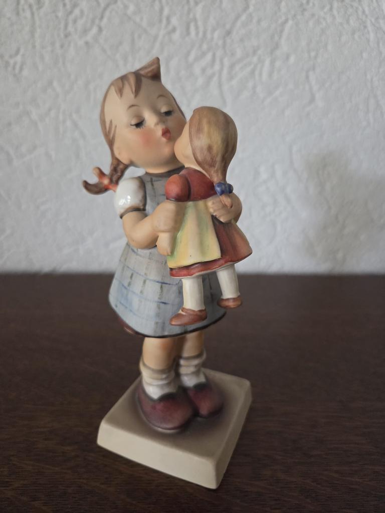 Hummel beeldje meisje met pop, 15 cm, Goebel 1955, Ophalen of Verzenden, Gebruikt, Hummel