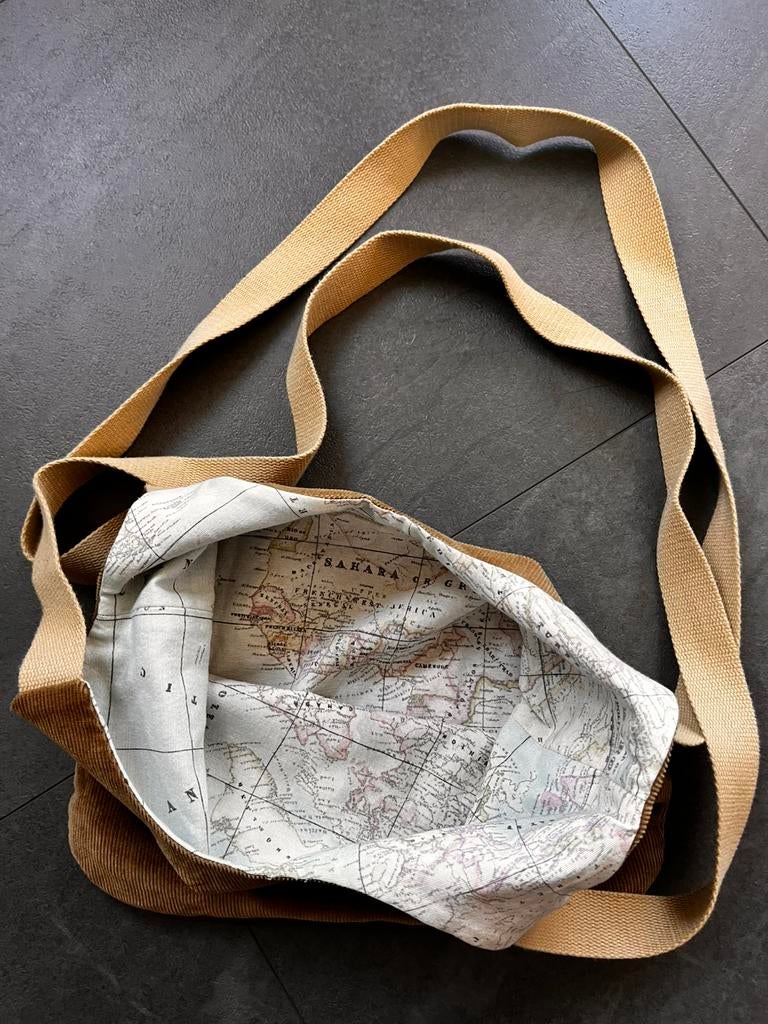 Leuk schoudertasje van ribstof en wereldkaart afbeelding, Ophalen of Verzenden, Zo goed als nieuw, Bruin, Overige merken