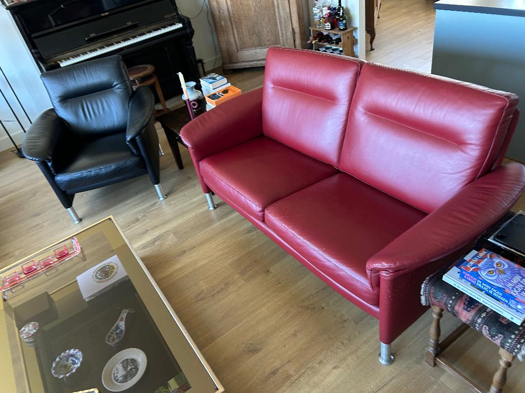 2 rood leren banken en 2 zwart leren fauteuils, Huis en Inrichting, Banken | Bankstellen, Ophalen, Gebruikt, 150 tot 200 cm, Tweepersoons