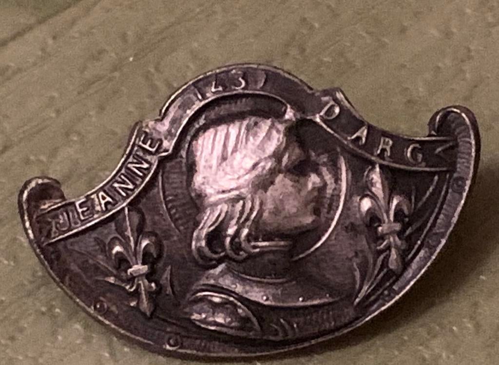 Twee maal Broche Jeanne D’arc, Ophalen of Verzenden