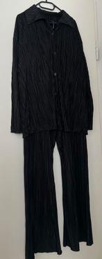 Zwart geplisseerd pak - blouse en broek maat M, Ophalen of Verzenden, Zo goed als nieuw