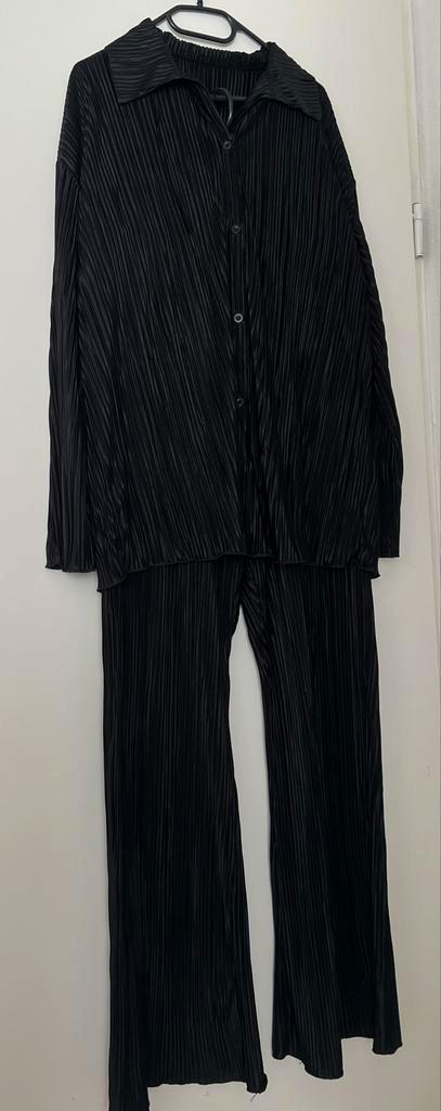 Zwart geplisseerd pak - blouse en broek maat M, Kleding | Dames, Jasjes, Kostuums en Pakken, Zo goed als nieuw, Ophalen of Verzenden