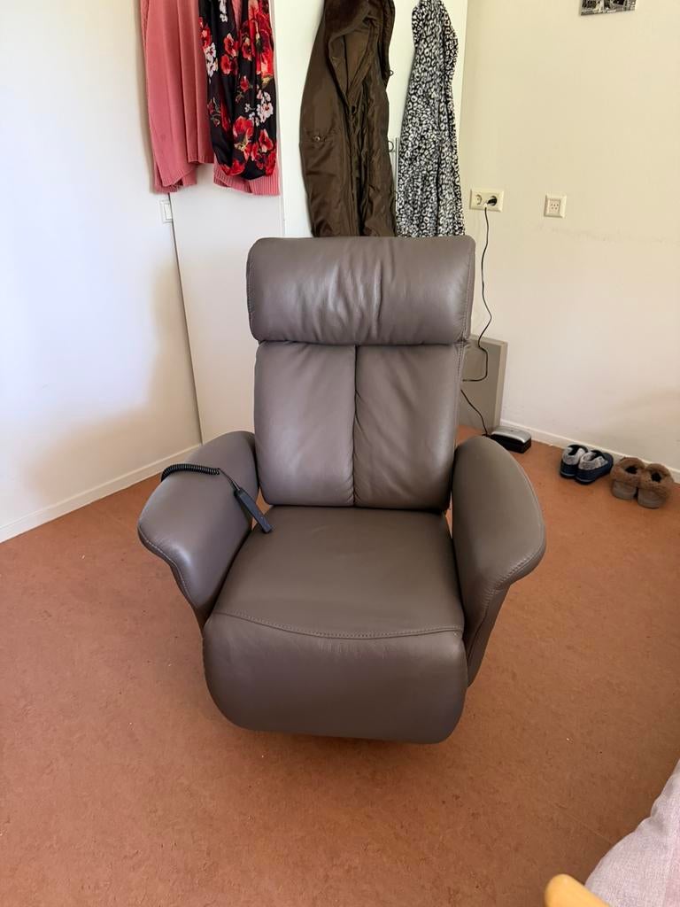 Sta op stoel/ Relax Elektrisch nieuw, Huis en Inrichting, Fauteuils, Ophalen of Verzenden, Zo goed als nieuw, 50 tot 75 cm, Leer