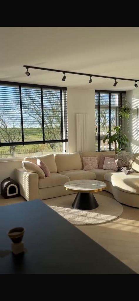 Complete woonkamer set: hoekbank + salontafel+ bouclé bankje, Ophalen of Verzenden, Zo goed als nieuw, Stof