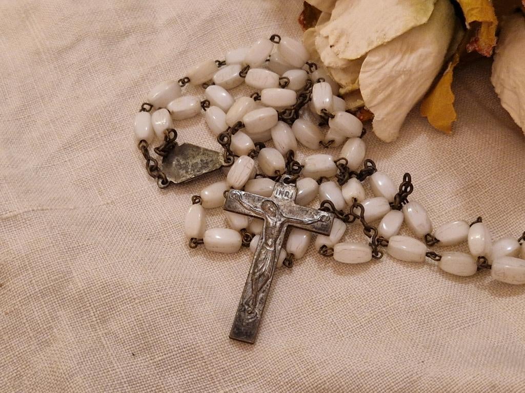 Rozenkrans- witte kraaltjes., Antiek en Kunst, Curiosa en Brocante, Verzenden