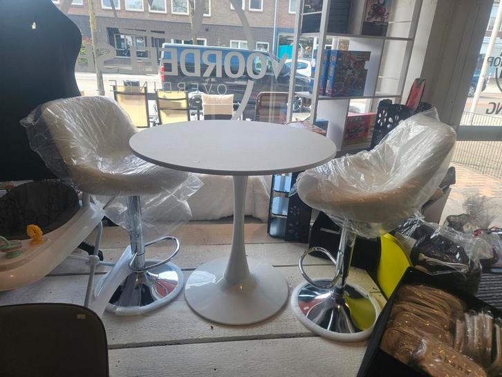 Witte bartafel met twee barkrukken, Huis en Inrichting, Stoelen, Wit, Ophalen
