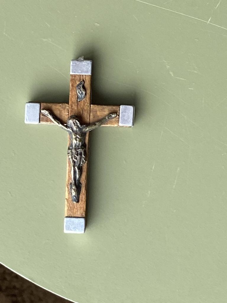 crucifix kruisbeeld hangend 45 bij 30 mm, Verzamelen, Ophalen of Verzenden, Gebruikt, Sieraad, Christendom | Katholiek