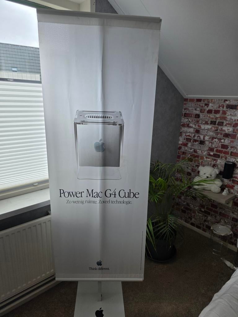 Apple Power Mac G4 Cube banner op voet, Ophalen of Verzenden, Zo goed als nieuw, Reclamebord
