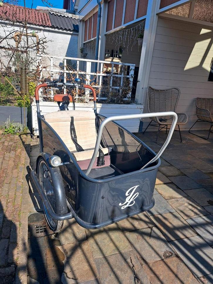 Elektrische Johnny Loco bakfiets met babyschelp en regenkap, Fietsen en Brommers, Fietsen | Bakfietsen, Gebruikt, Johnny Loco