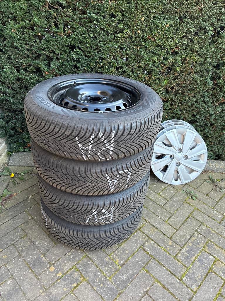 Set van 4 velgen, banden en wieldoppen Kia Stonic, Auto diversen, Auto-accessoires, Nieuw, Ophalen