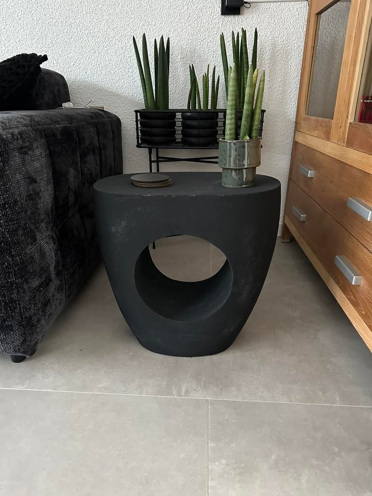 Zwarte aluminium bijzettafel, Huis en Inrichting, Tafels | Bijzettafels, Minder dan 55 cm, Metaal of Aluminium, Rond, Zo goed als nieuw