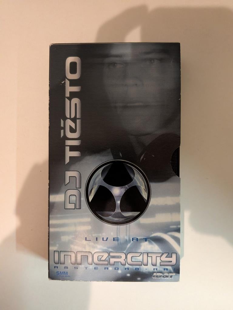 DJ Tiësto Live at Innercity Amsterdam VHS, Alle leeftijden, Ophalen of Verzenden, Gebruikt, Muziek en Concerten
