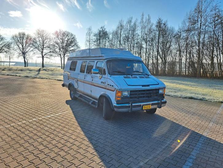 Vintage Dodge B250 Camper uit 1984 - Unieke Oldtimer, Caravans en Kamperen, Campers, Particulier, Buscamper of Camperbus, Overige merken