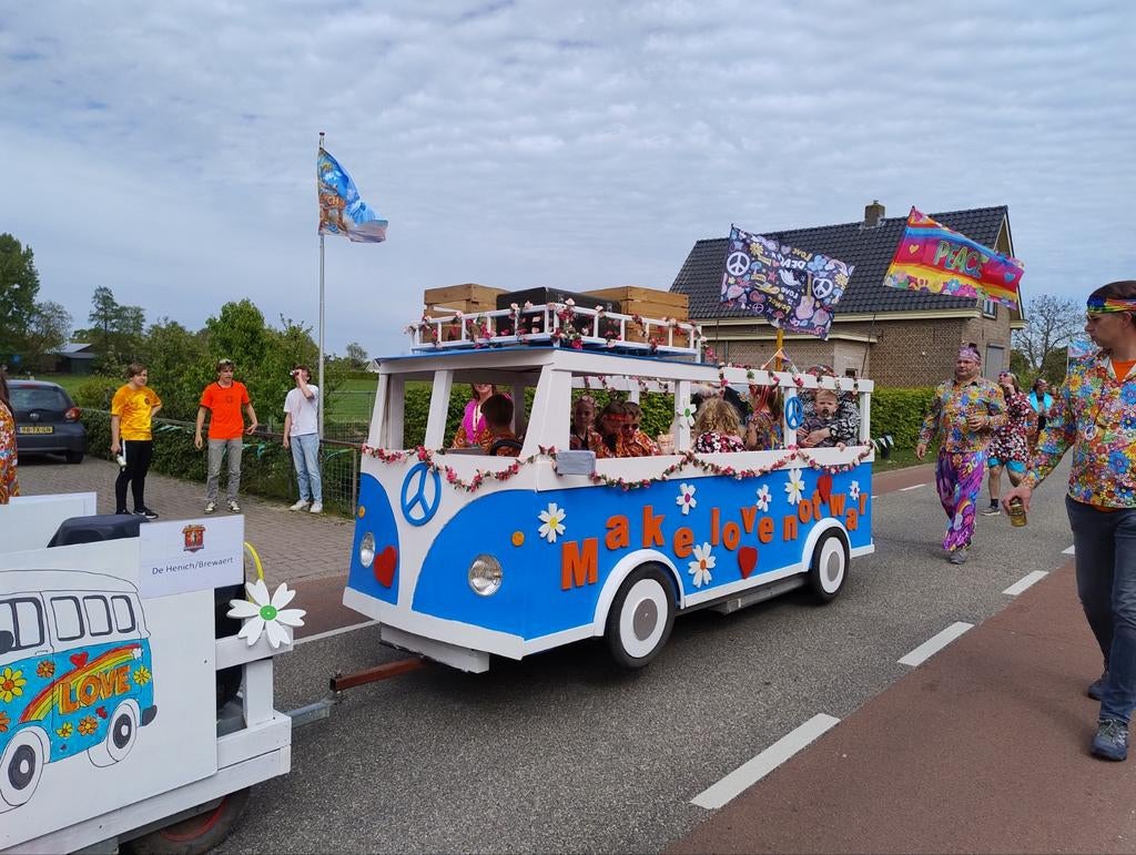 Hippie VW Bus carnaval Feestwagen - 'Make Love Not War', Ophalen, Carnaval