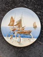 Vintage decoratief bord met vissersboot en figuren, Ophalen of Verzenden