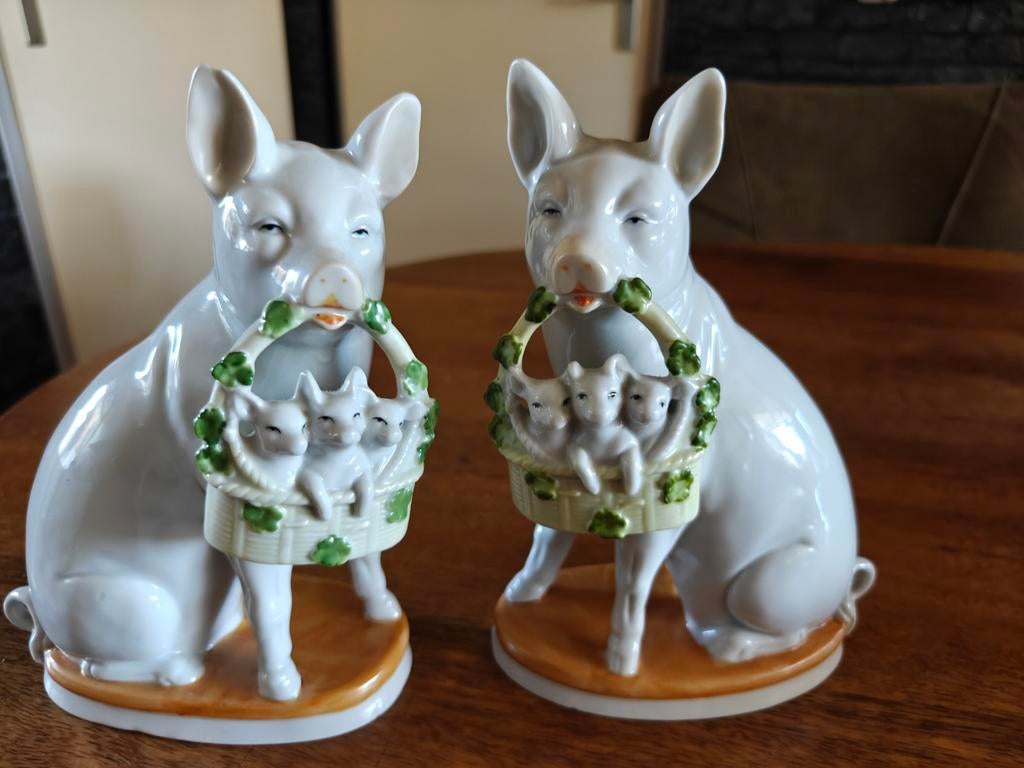 Set van 2 porseleinen varkens met mandje biggetjes, Ophalen of Verzenden