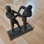 Bronzen beeld ( art deco ) Twee worstelaars op sokkel, Groep mensen, Gepatineerd, Ophalen of Verzenden, Brons