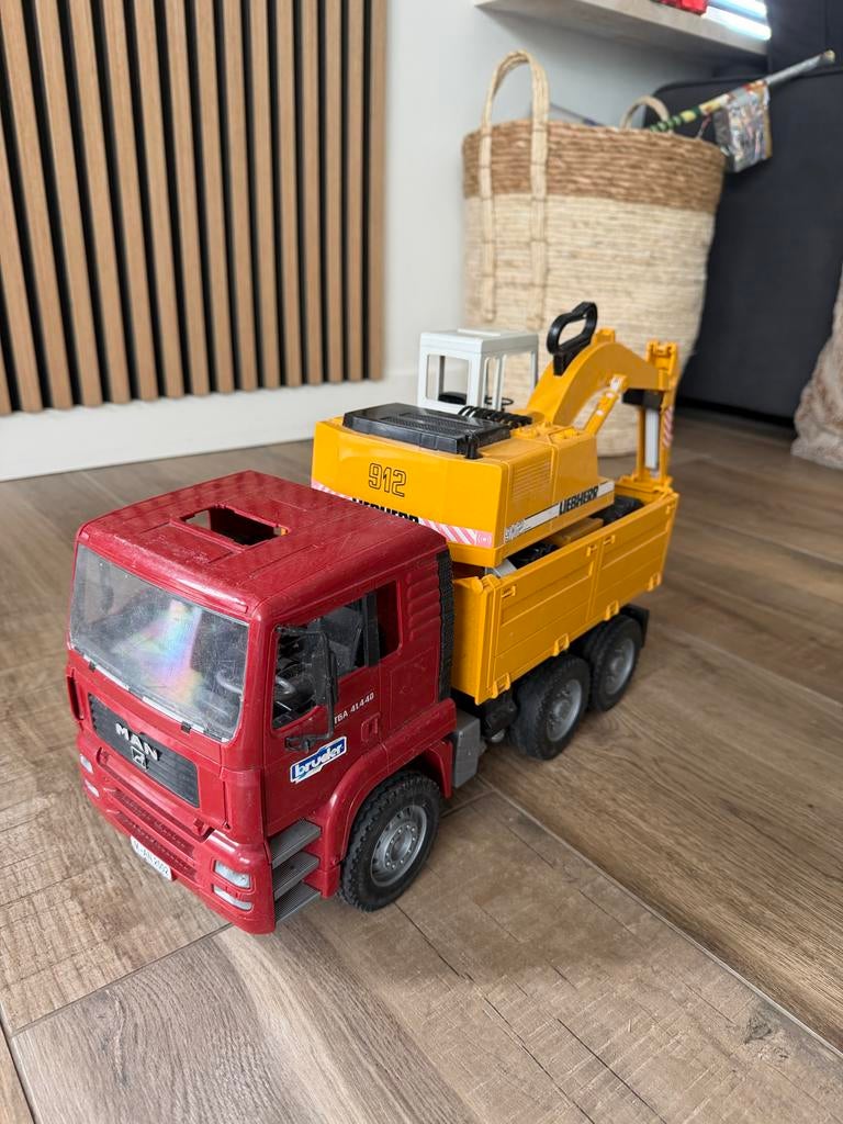 Bruder MAN vrachtwagen met Liebherr graafmachine, Kinderen en Baby's, Speelgoed | Speelgoedvoertuigen, Ophalen of Verzenden, Gebruikt