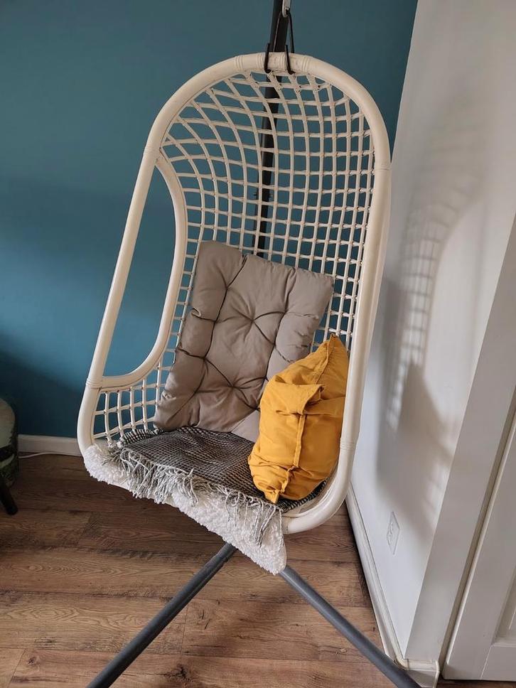Witte hangstoel HK Living (Egg Chair, schommelstoel) + poot, Huis en Inrichting, Stoelen, Zo goed als nieuw, Eén, Riet of Rotan