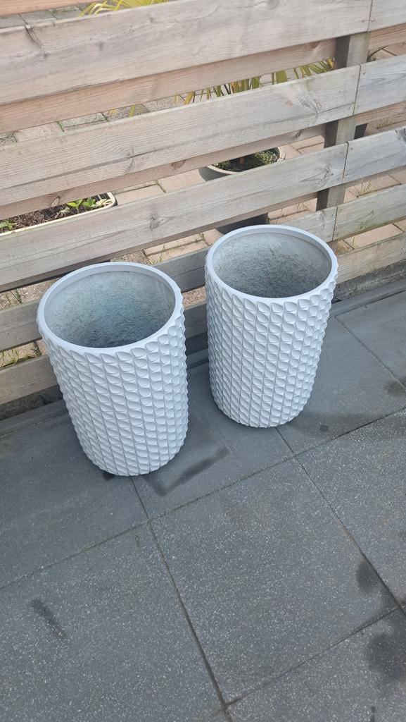 Twee grijze bloempotten met patroon, Ophalen, Rond, Kunststof