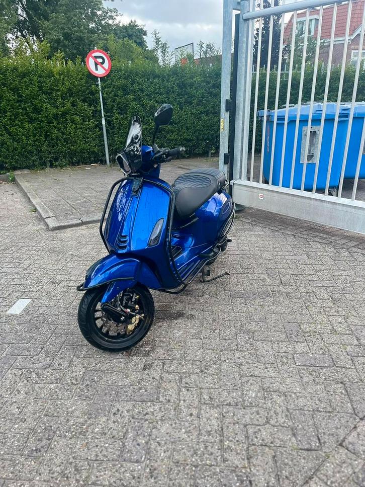 Vespa Sprint Candy Blue 80cc | Zelioni | Akrapovic, Fietsen en Brommers, Snorfietsen en Snorscooters, Zo goed als nieuw, Vespa