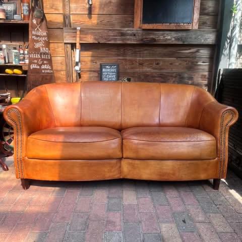 Schapenleren chesterfield 2 zits bank, Gebruikt, Ophalen of Verzenden, Leer, 75 tot 100 cm