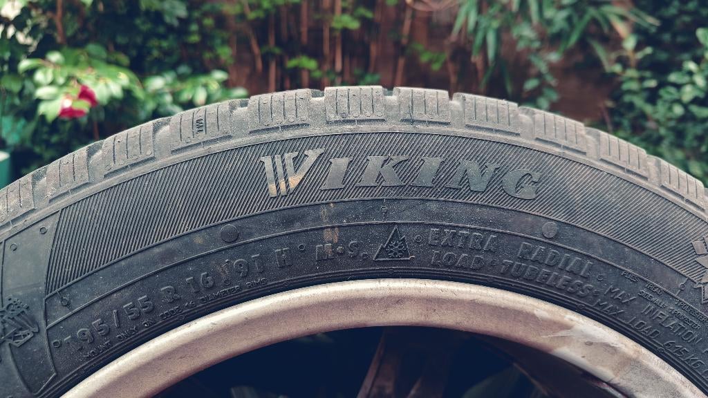 4 stuks Viking winterbanden met metalen velgen 195/55 R16, Ophalen, Gebruikt, 16 inch, Banden en Velgen