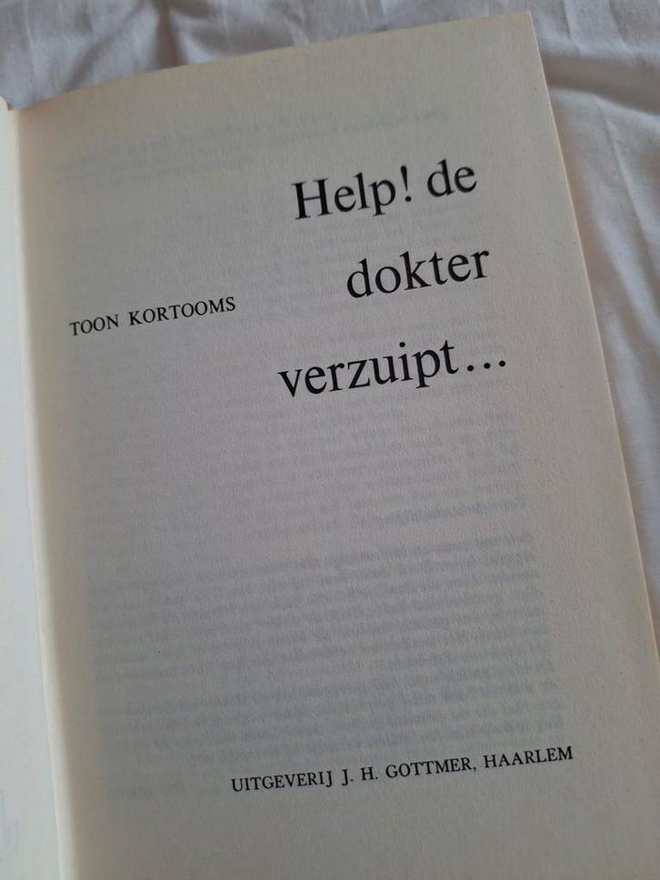 Help! de dokter verzuipt... - Toon Kortooms, Boeken, Romans, Gelezen, Nederland, Ophalen of Verzenden