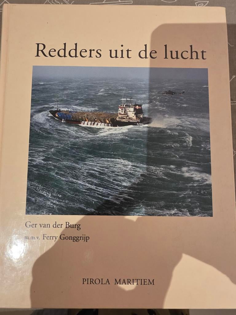 Burg - Redders uit de lucht, Ophalen of Verzenden, Gebruikt, Motorboot, Boek of Tijdschrift